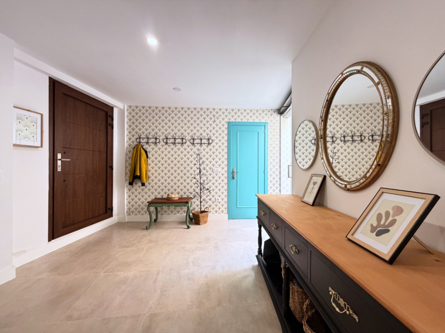 Eccezionale casa di paese completamente ristrutturata, con garage e terrazza panoramica sul tetto nel centro di Oliva