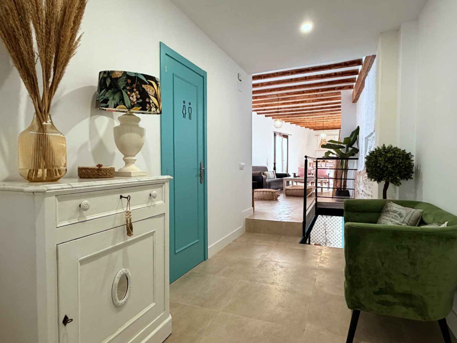 Eccezionale casa di paese completamente ristrutturata, con garage e terrazza panoramica sul tetto nel centro di Oliva
