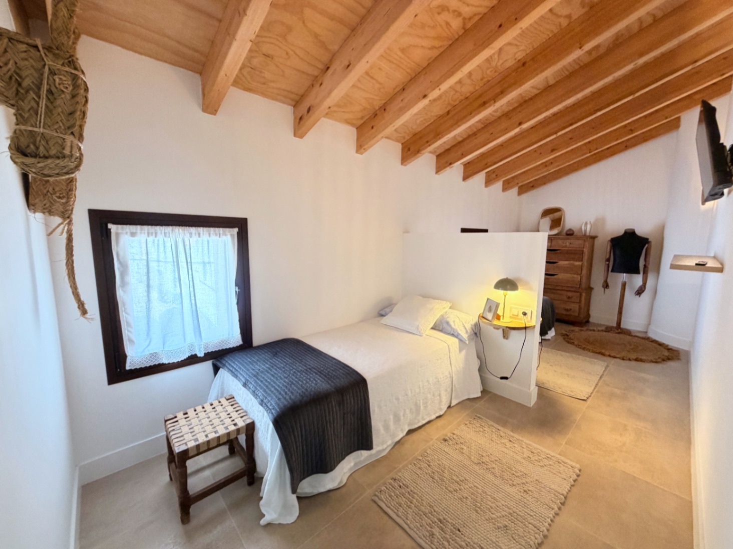 Eccezionale casa di paese completamente ristrutturata, con garage e terrazza panoramica sul tetto nel centro di Oliva