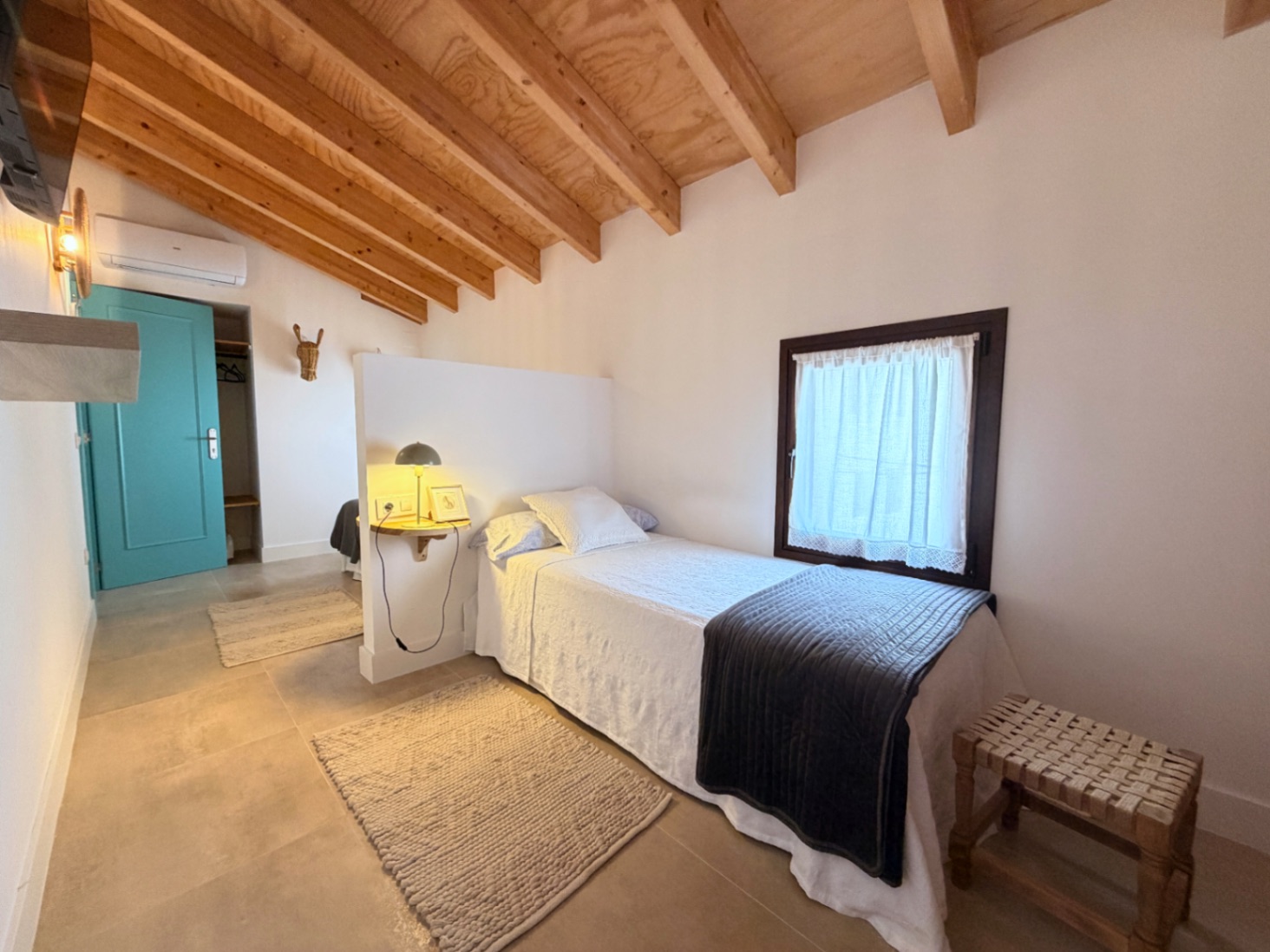 Eccezionale casa di paese completamente ristrutturata, con garage e terrazza panoramica sul tetto nel centro di Oliva