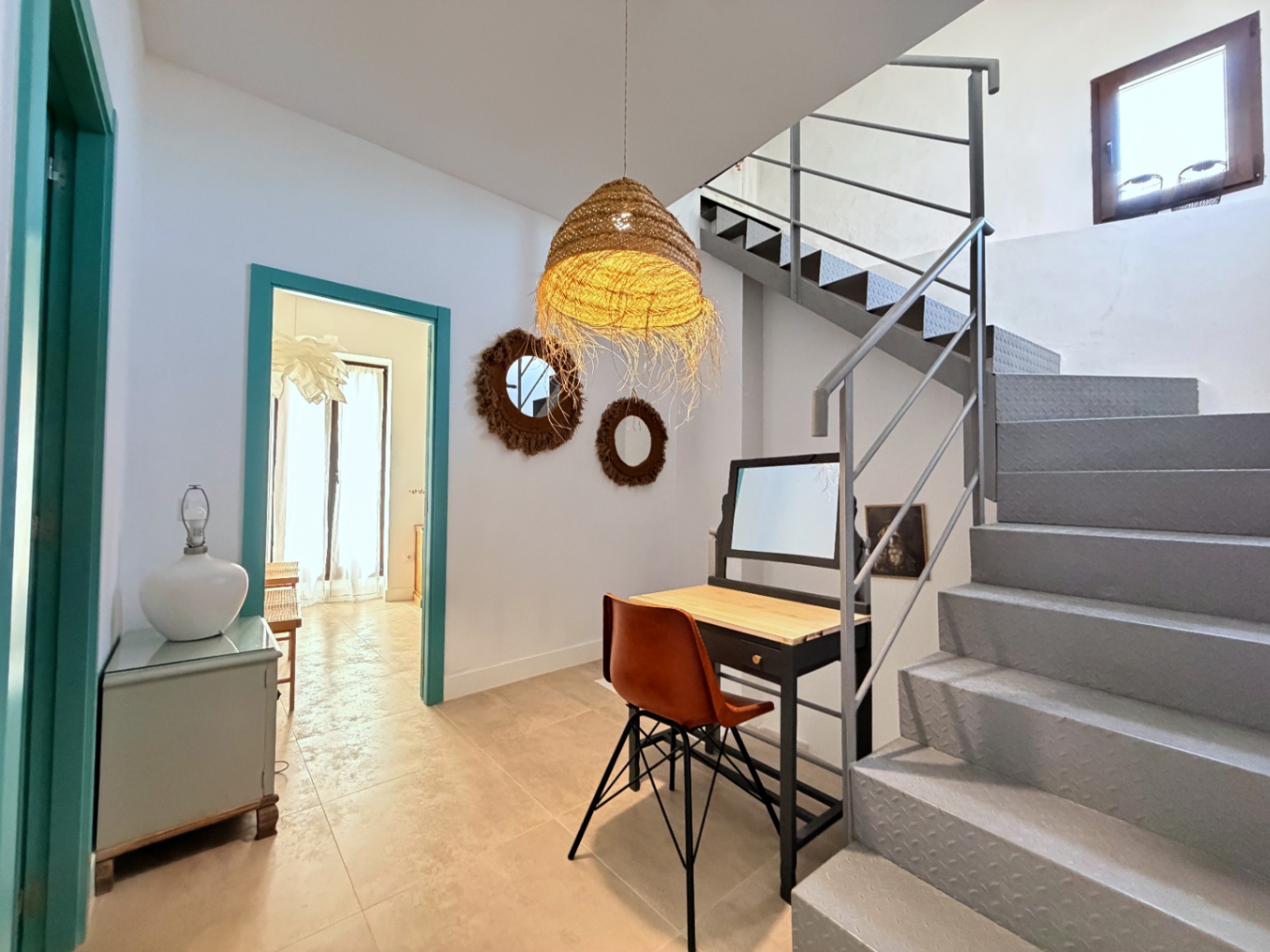 Eccezionale casa di paese completamente ristrutturata, con garage e terrazza panoramica sul tetto nel centro di Oliva