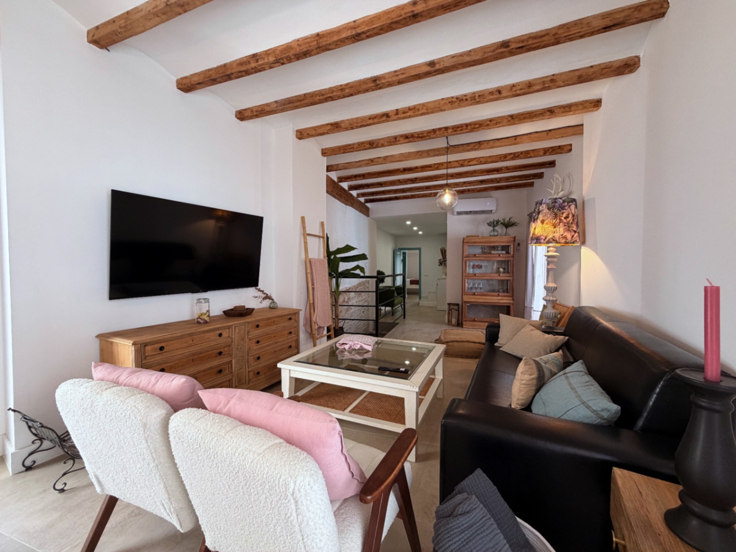 Eccezionale casa di paese completamente ristrutturata, con garage e terrazza panoramica sul tetto nel centro di Oliva