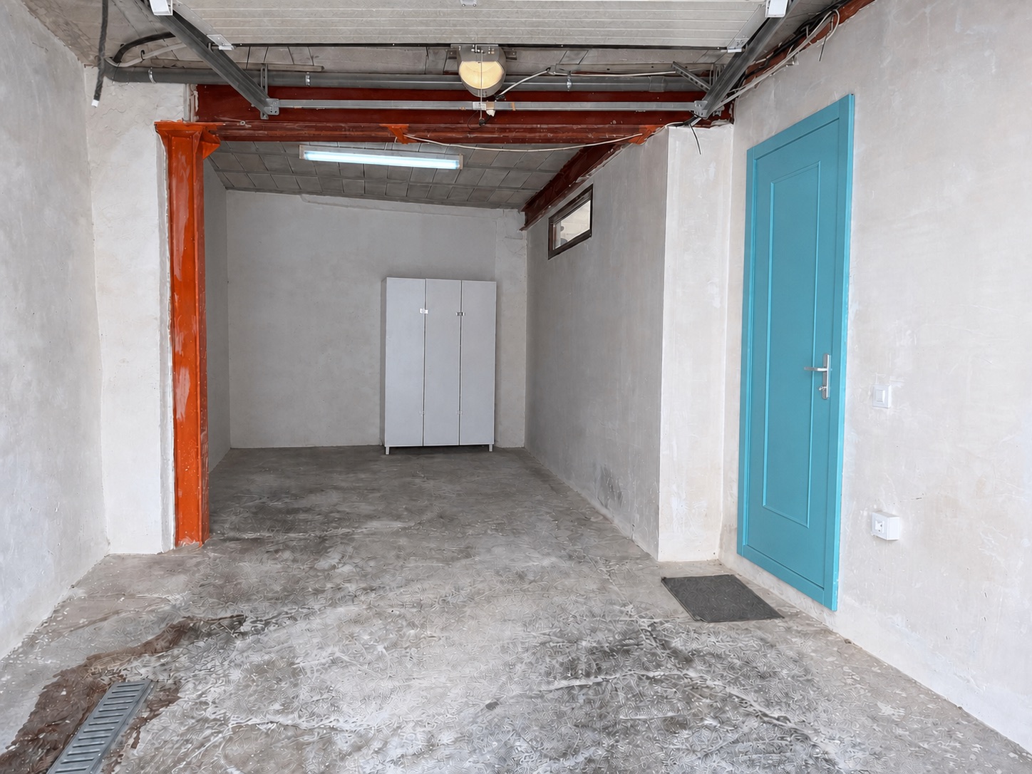 Eccezionale casa di paese completamente ristrutturata, con garage e terrazza panoramica sul tetto nel centro di Oliva