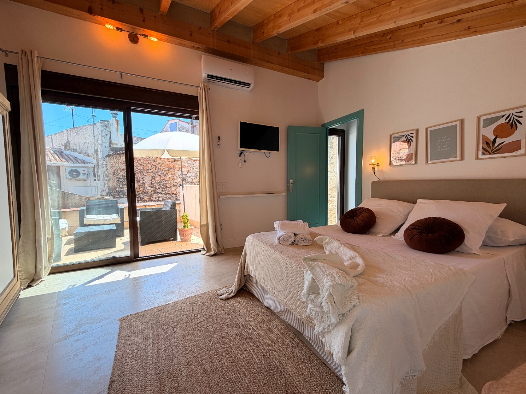 Casa de pueblo reformada con garaje y azotea en Oliva