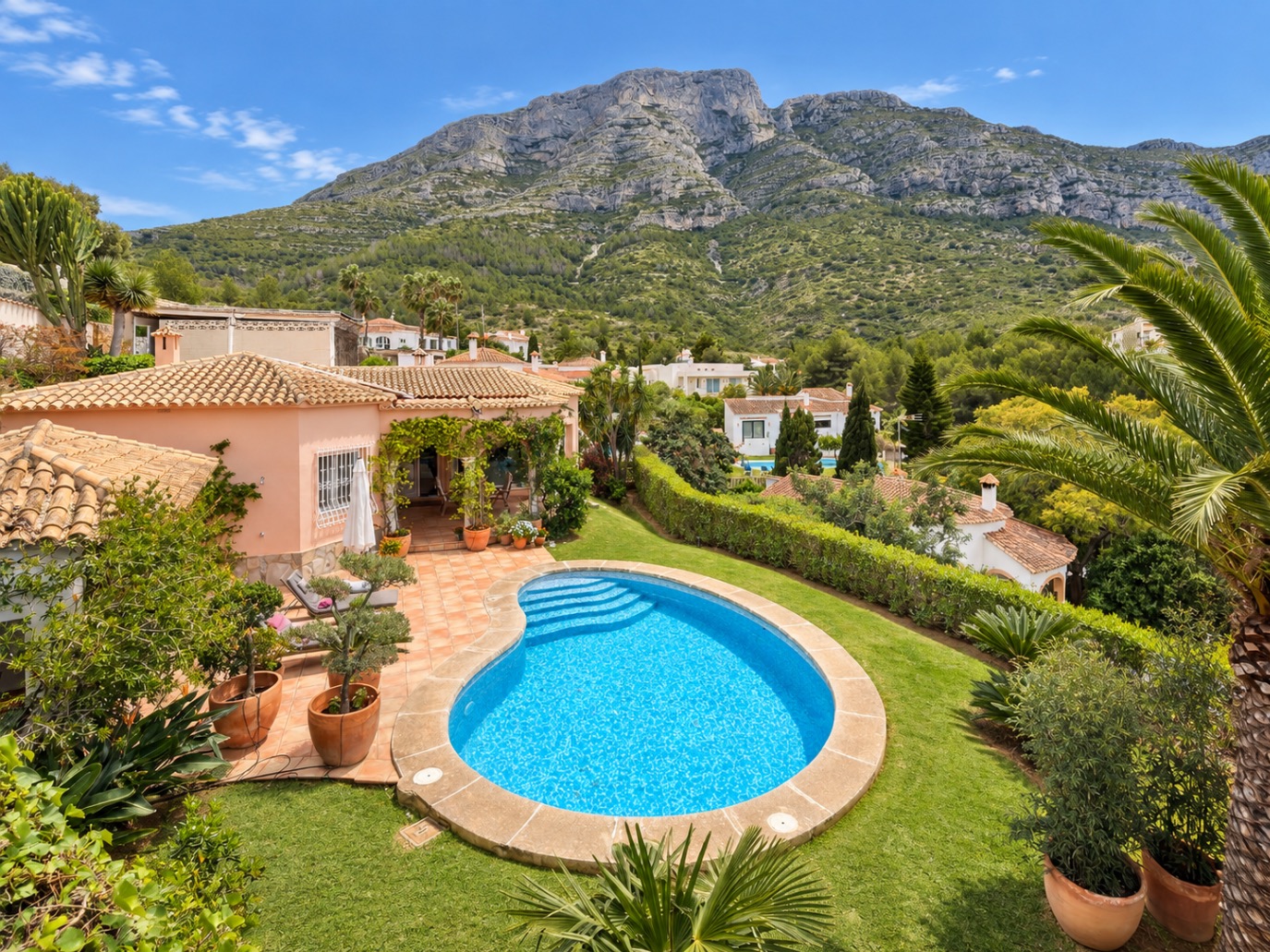 Chalet z basenem i widokiem na morze w Montgó, Dénia