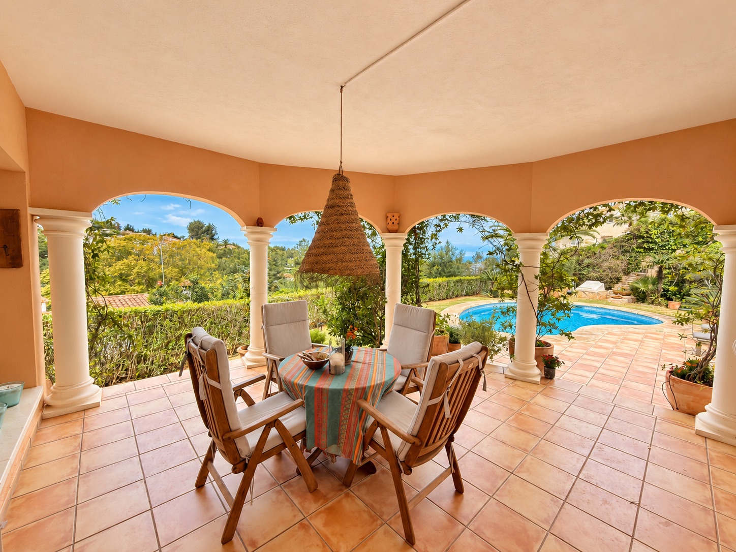 Chalet z basenem i widokiem na morze w Montgó, Dénia