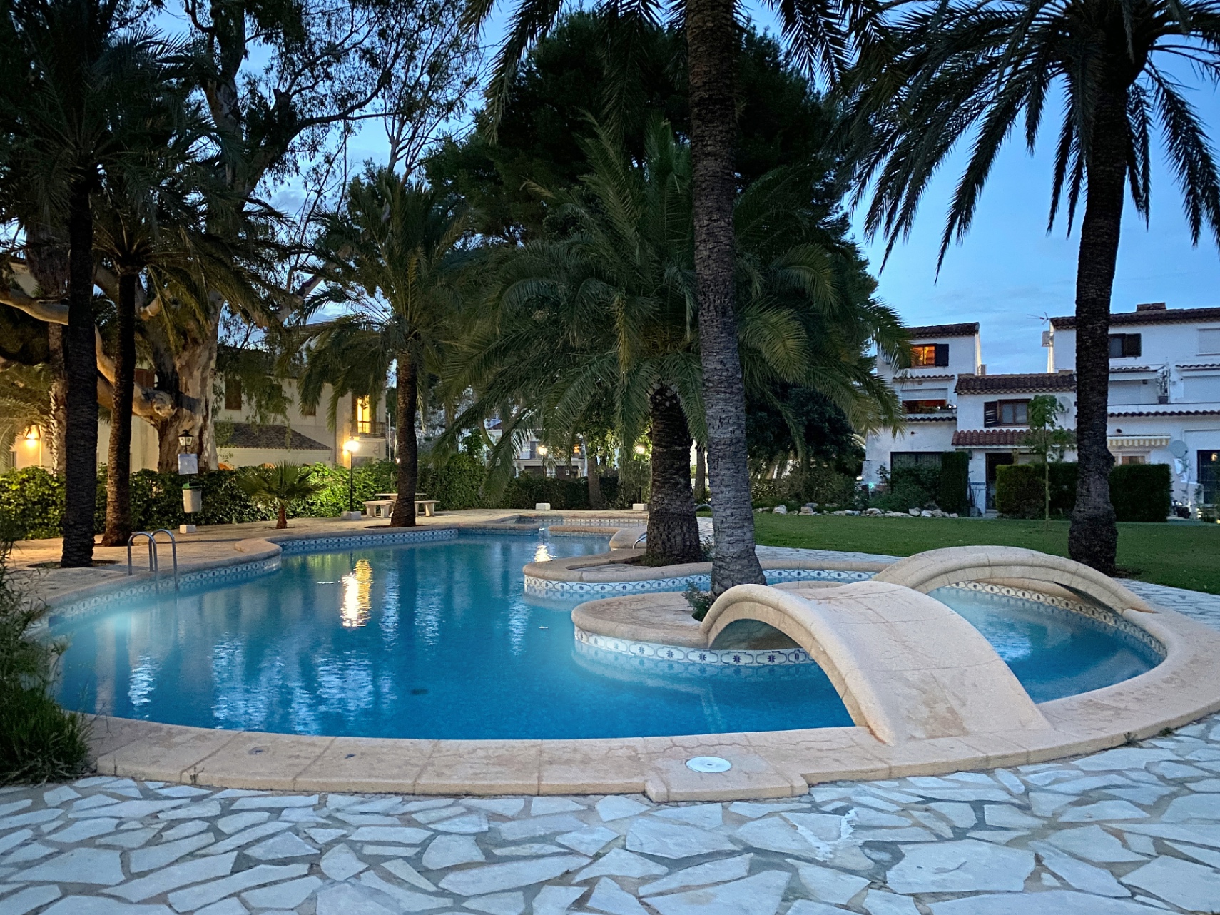 Adosado con encanto, terraza y dos piscinas en El Cortijo, Dénia