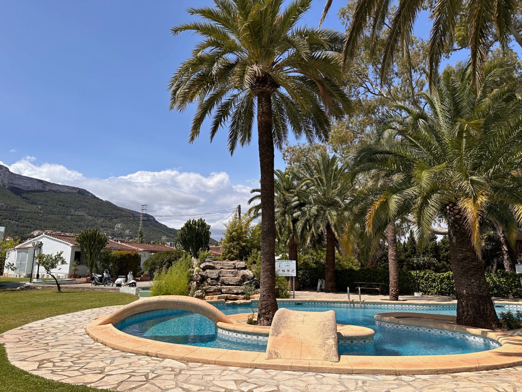 Adosado con encanto, terraza y dos piscinas en El Cortijo, Dénia