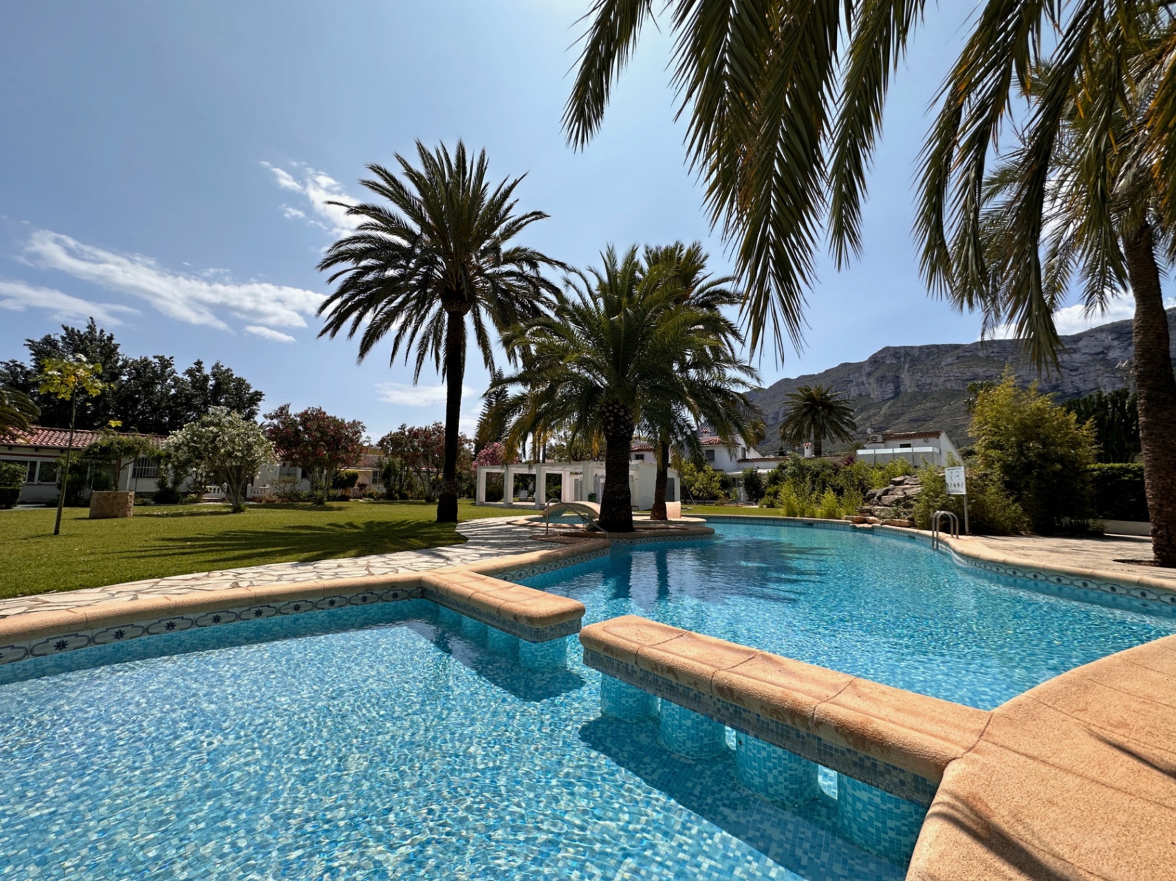 Adosado con encanto, terraza y dos piscinas en El Cortijo, Dénia