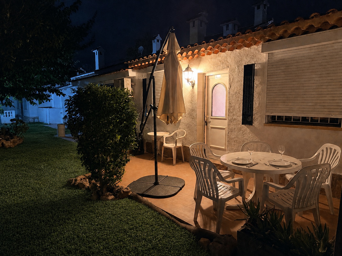 Adosado con encanto, terraza y dos piscinas en El Cortijo, Dénia